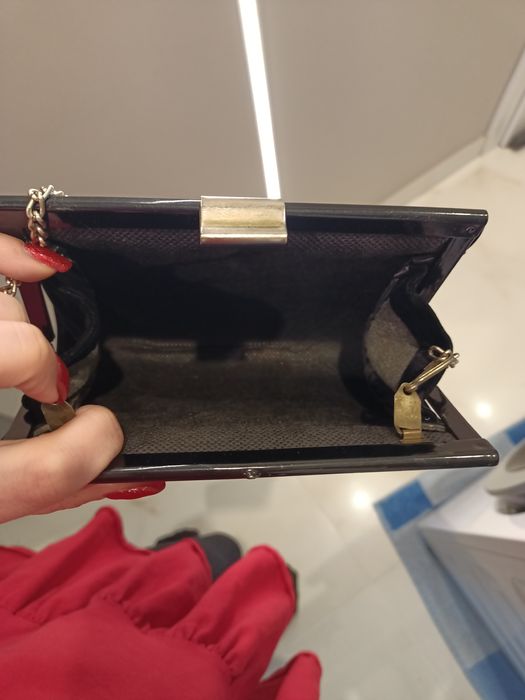 Torebka z widocznymi śladami uzytkowania