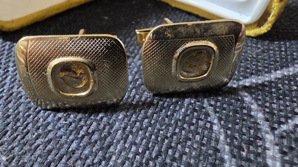 Botões de punho e alfinetes gravata