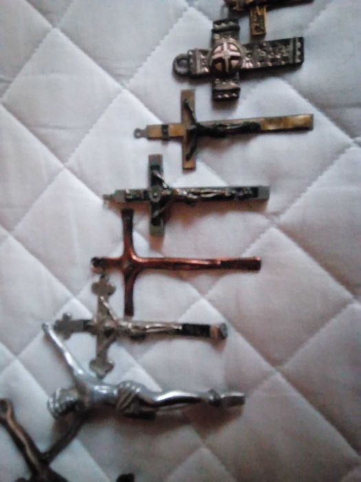Crucifixos de vários tamanhos e feitios