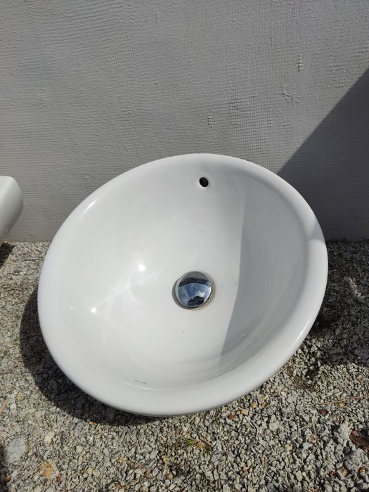 Umywalka nablatowa firmy Roca, z syfonem