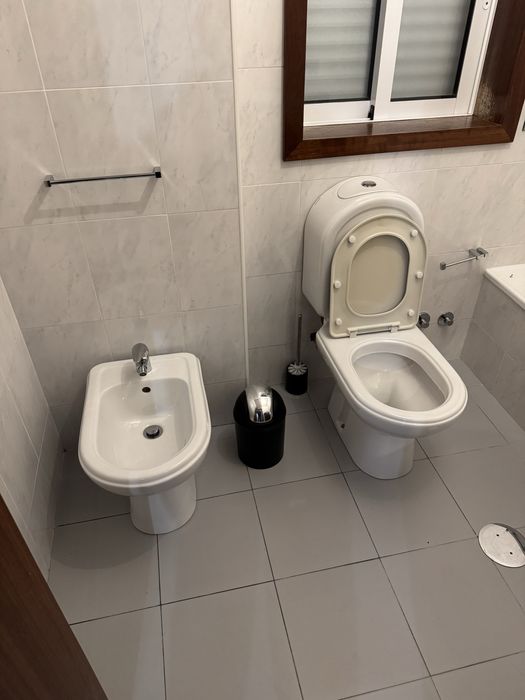 Vendo 1 conjuntos de bidé e sanita – em bom estado