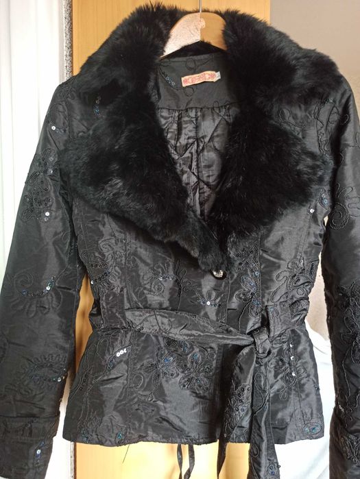 Kurtka z haftem cekinami i futerkiem 38