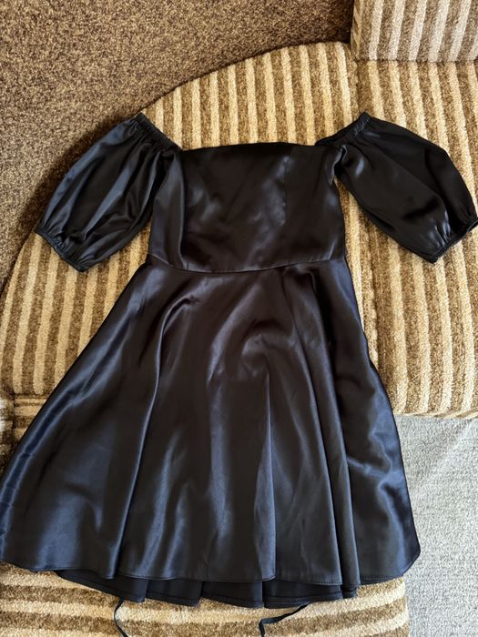 Дуже красива сукня з чорного атласу