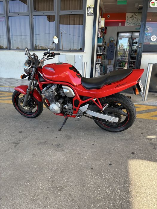 Vendo Suzuki Bandit 600. Tem potencia de 57 kw. Necessita categoria A na carta de conduçao