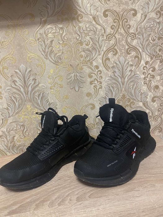 Продам кросівки сезон осінь-зима