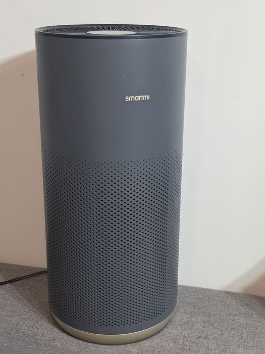 Oczyszczacz powietrza Smartmi Air Purifier 2 to nowoczesne urządzenie o cylindrycznym kształcie i granatowym korpusie