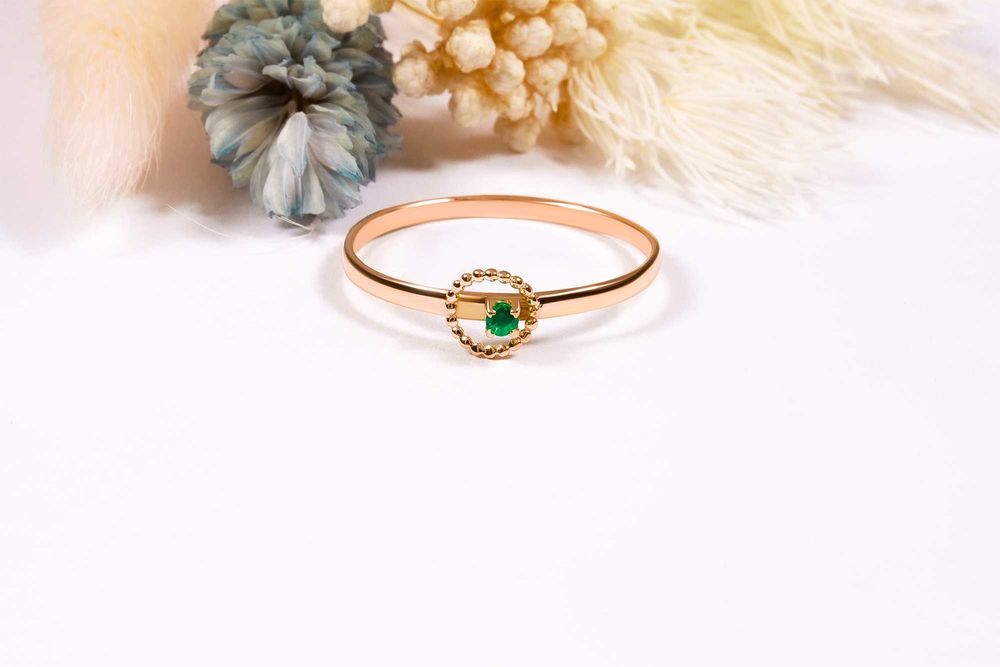 Кольцо из красного золота с изумрудом