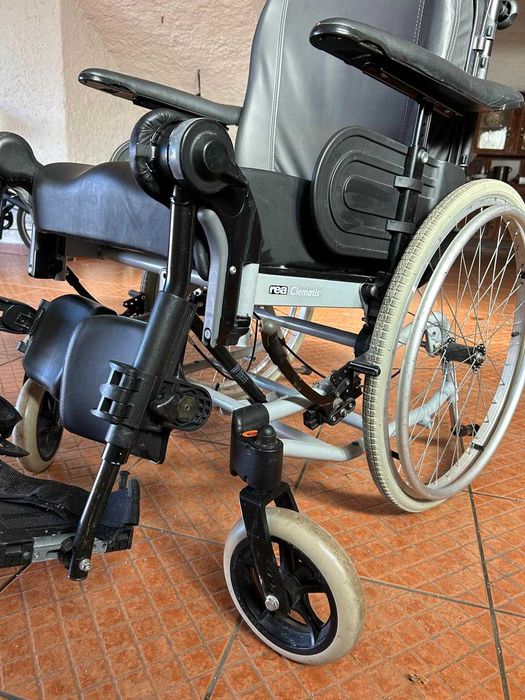 Cadeira de rodas manual de posicionamento Invacare Rea Clematis PRO
