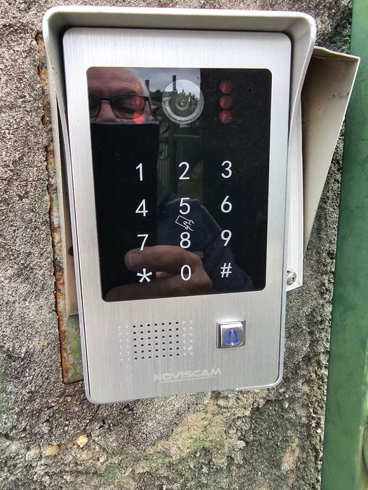 Campainha com teclado para abrir a porta