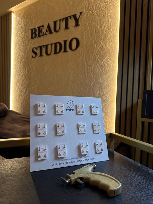 Прокол ушей, пирсинг носа пистолетом