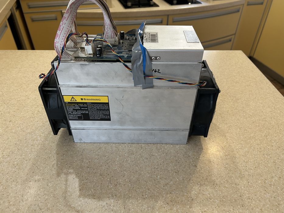Майнер Bitmain Antminer T9+.