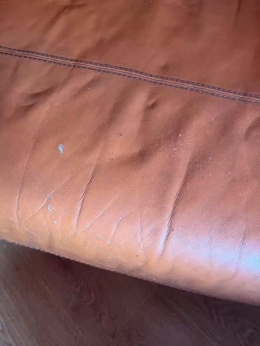 Sofá em pele castanho