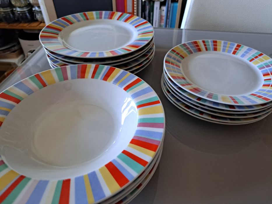 Conjunto de pratos às riscas