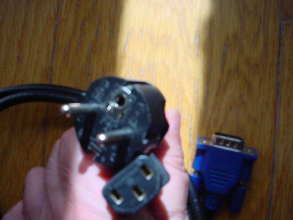 Vendo cabos de computador e monitor.