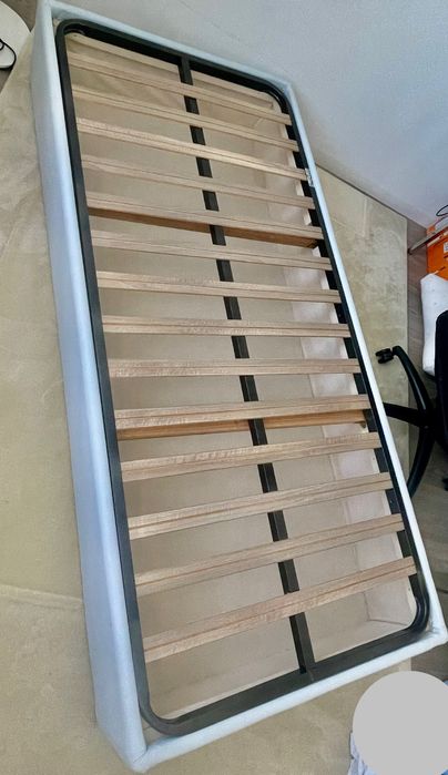 Cama + Estrado (como novo!) – 2,00m x 0,90m