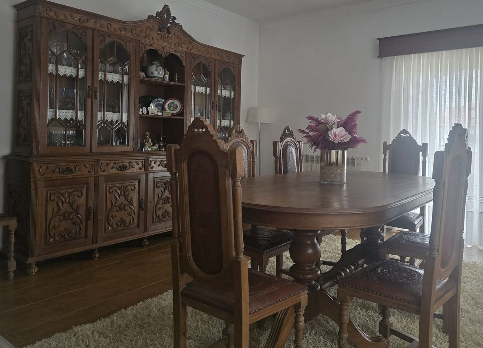 Mobília de Sala de Jantar em Madeira Maciça – Como Nova