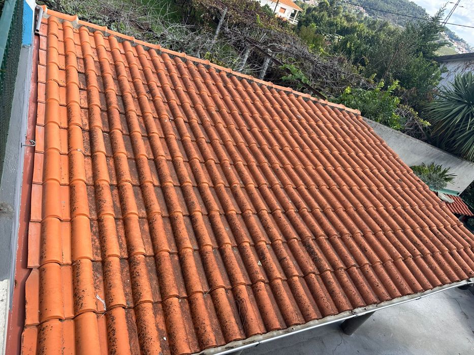 Vendo 300 telhas, vigas em cimento, duas colunas como na foto e os caleiros