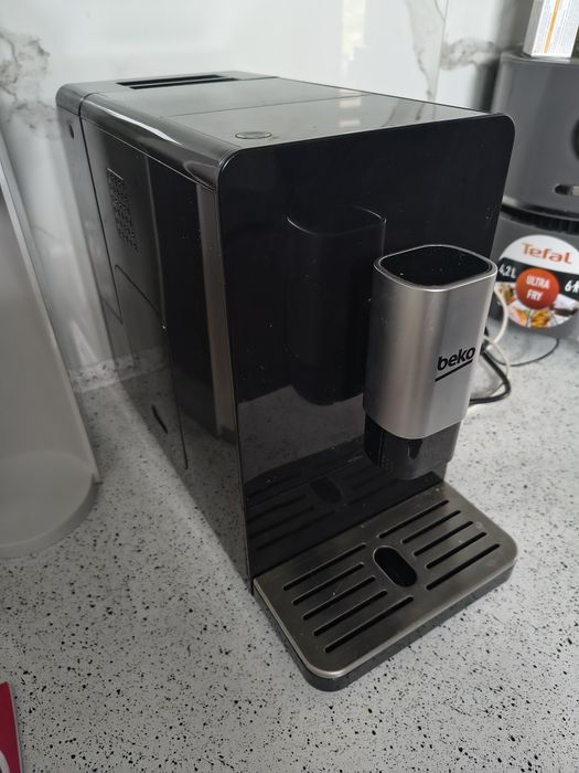Ekspres automatyczny  Beko CEG3194B latte capuccino