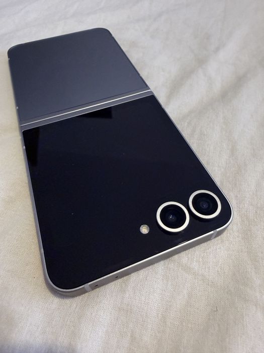 Samsung Galaxy z Flip 16