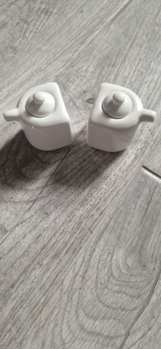 Dwa małe dzbanuszki AlmiDecor
Raz użyte
Olej,ocet,mleczko