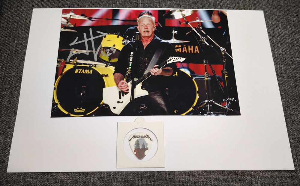Автограф и медиатор Metallica с концерта в Кракове 2018 года.