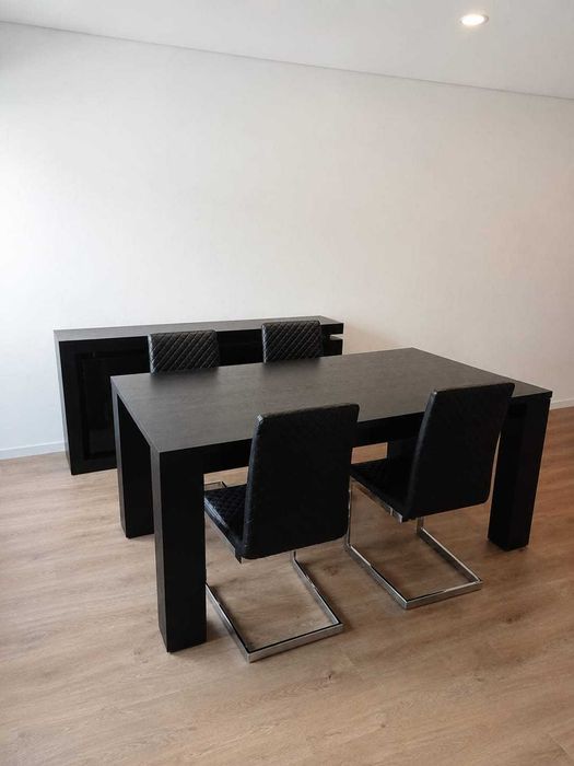 Móveis Sala Mesa + 4 cadeiras e Aparador