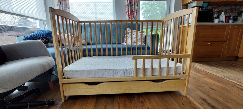 Łóżeczko dziecięce drewniane 120x60 z szufladą  + materac gratis