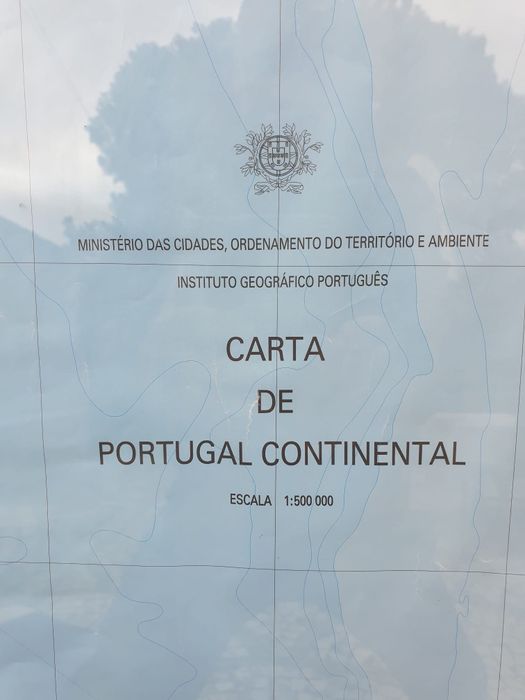 Mapa grande de Portugal com moldura