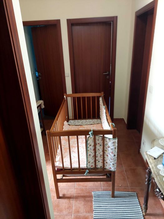 Cama de bebé em madeira como nova