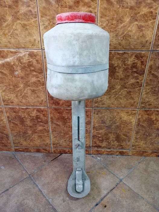 Poidło dla trzody, świń, prosiąt ze zbiornikiem 5l