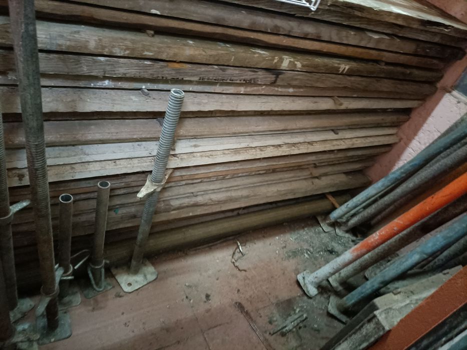 Vendo escoras, andaimes completos e  niveladores de andaimes