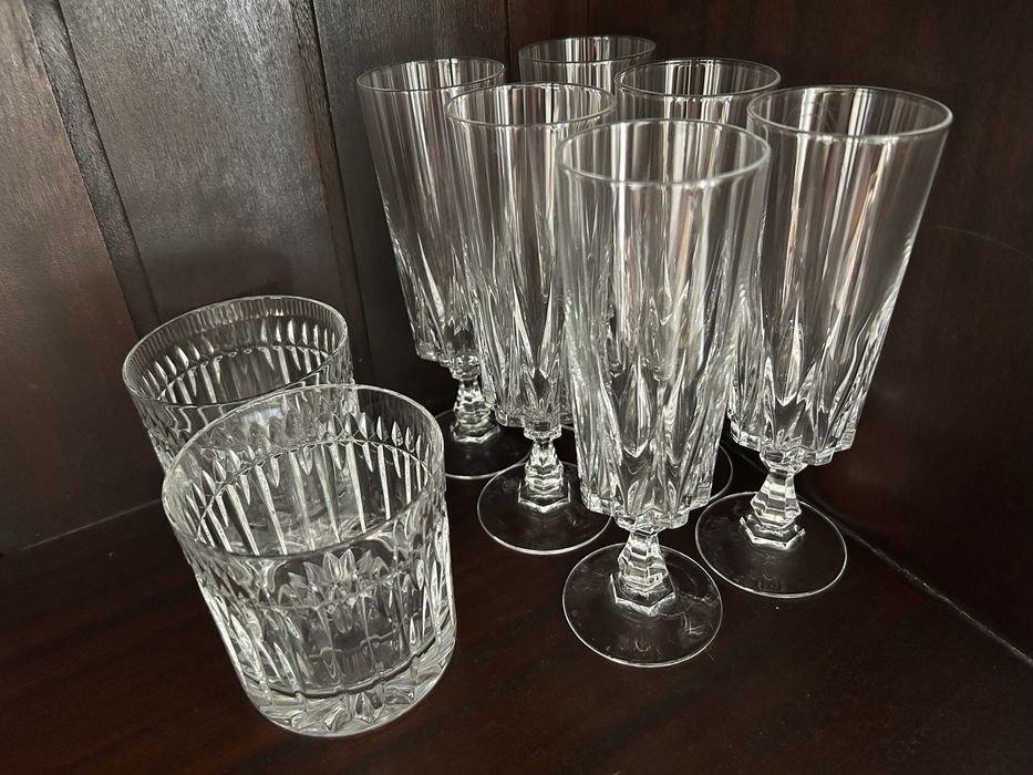 Conjunto de garrafa e copos e taças cristal