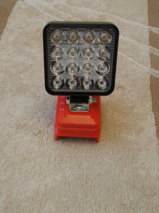 Lampa robocza na baterie Milwaukee