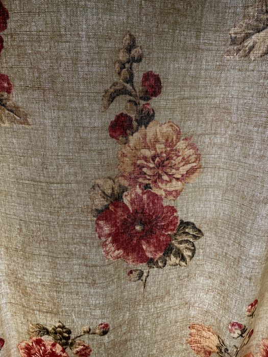 Cortinado com tecido floral estampado, com varão em latão