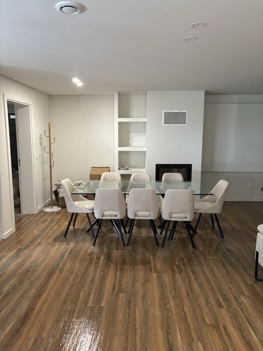 Mesa de vidro com 8 cadeiras incuidas