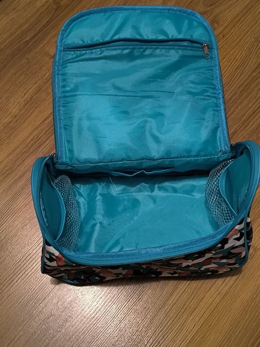 Duża kosmetyczka bardzo pojemna w wzory