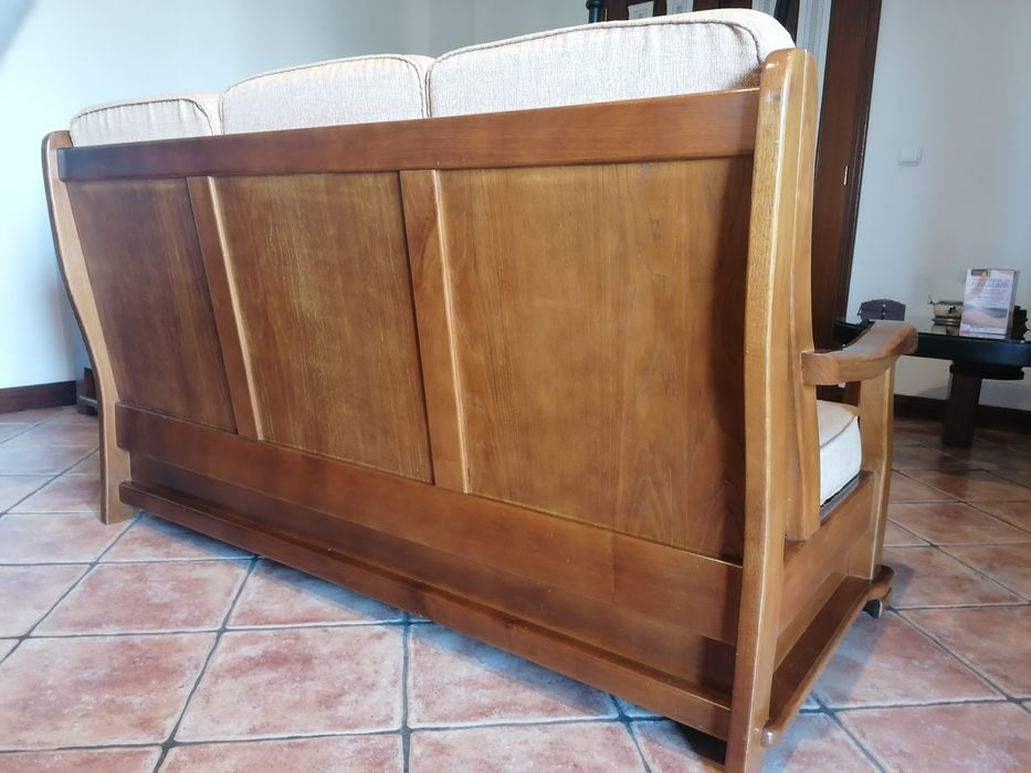 Sofás beje com almofadas