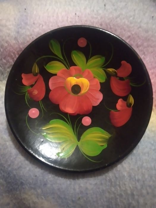 Декоративная тарелка в стиле петриковской росписи