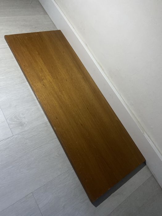 Esta é uma tábua de madeira pesada com muita grossa