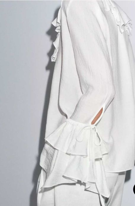 Блуза з воланами Zara