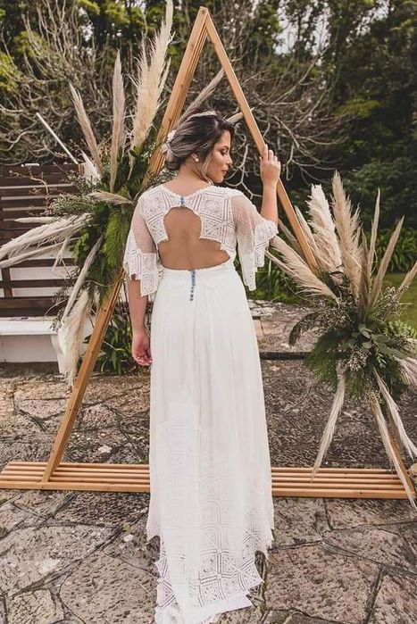 Estrutura decorativa em arco triangular de madeira para casamentos