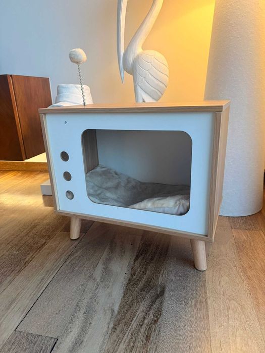 Cama para Gato "Retro TV" em Madeira – Design Exclusivo