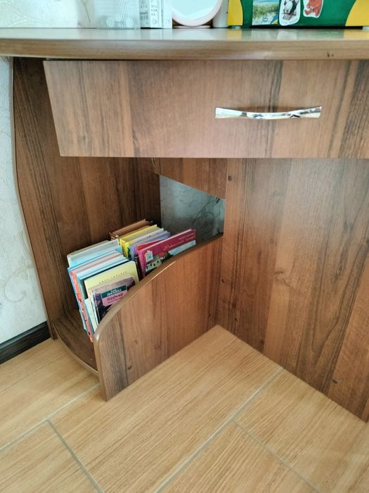 Стіл письмовий, вугловий.