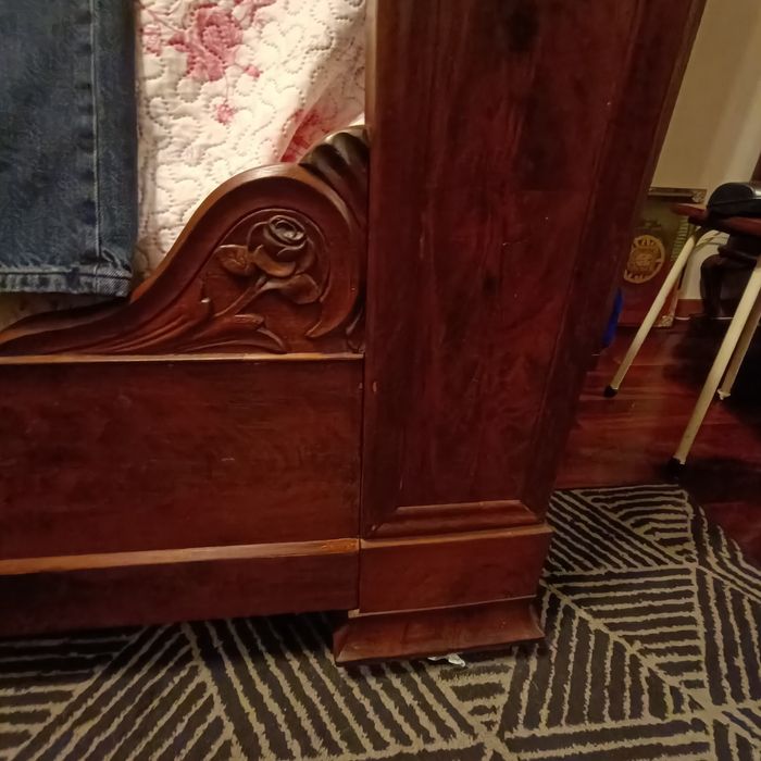 Cama antiga de encostar á parede.