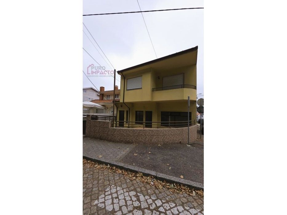 Prédio com T2 + Espaço Comercial | Duas Entradas Independentes | Po...