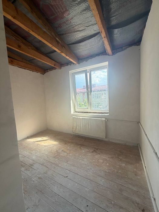 Продам цегляний 2 поверховий  будинок  в  селі  Оженин біля Острога.