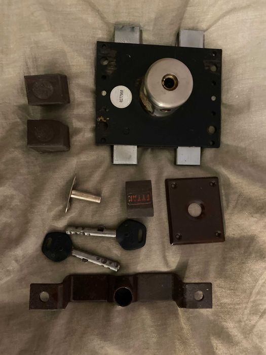 Gerda zamek nawierzchniowy brazowy