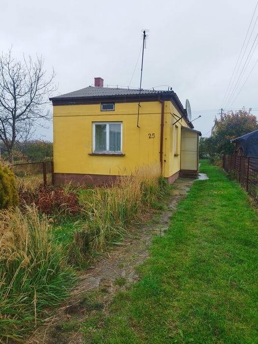 Sprzedam działkę z Domem oraz  zabudowaniami 10 arow