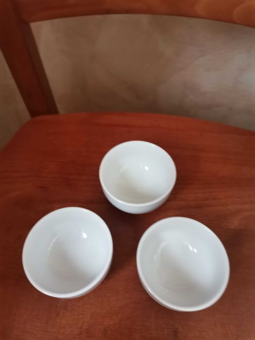 Białe ceramiczne dipówki