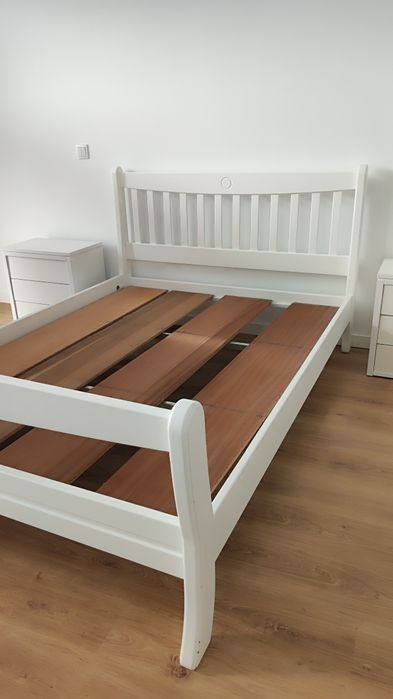 Cama de casal branca
